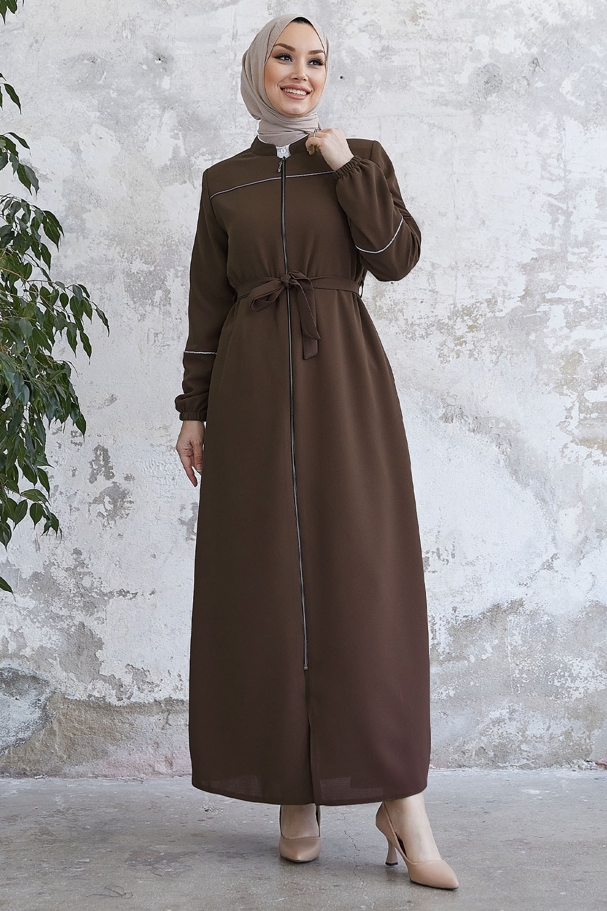 InStyle Milena Biye Detail Abaya Mit Gürtel – Braun für Damen - 46