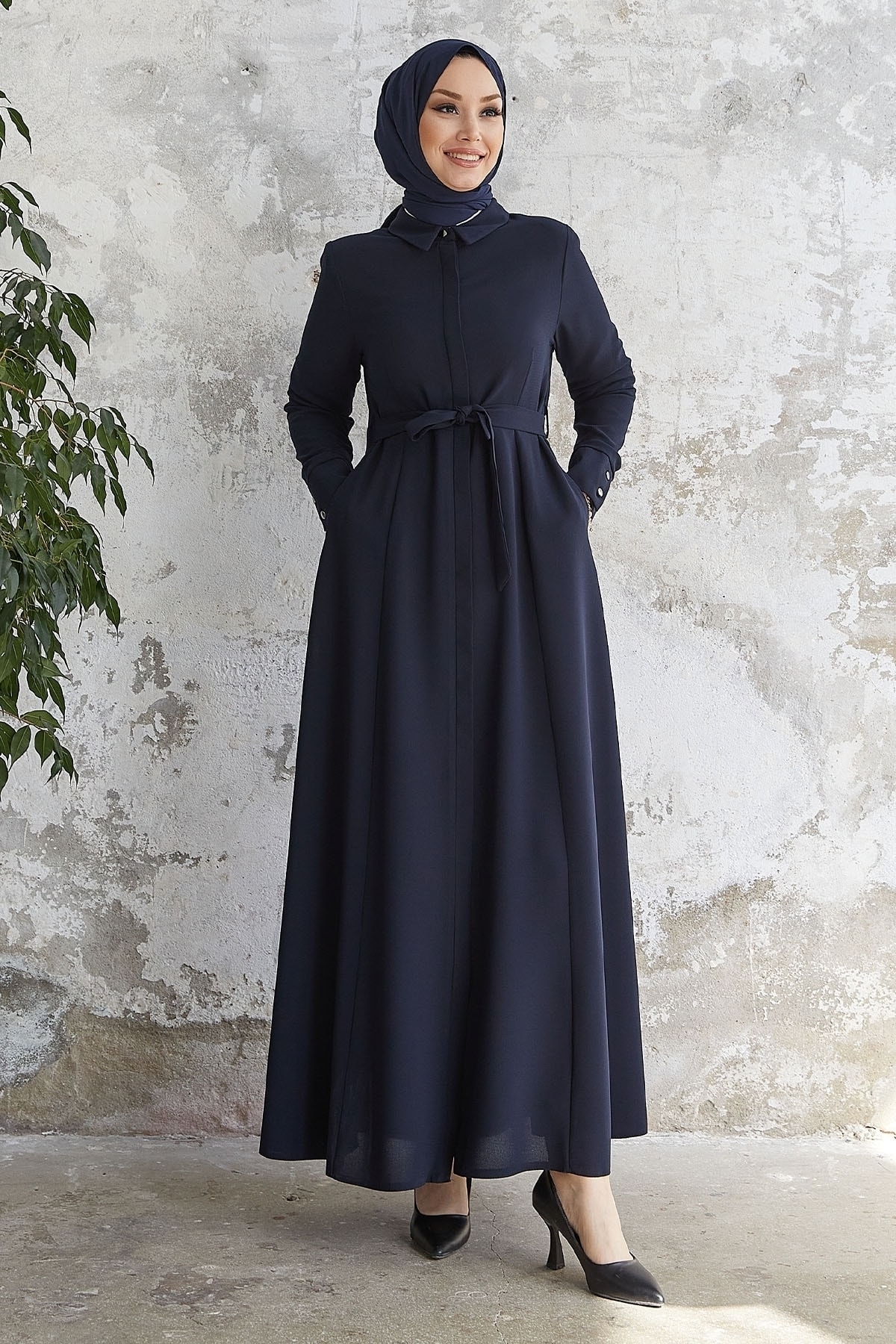 InStyle Emery Abaya Mit Hemdkragen Und Gürtel – Marineblau für Damen - 50