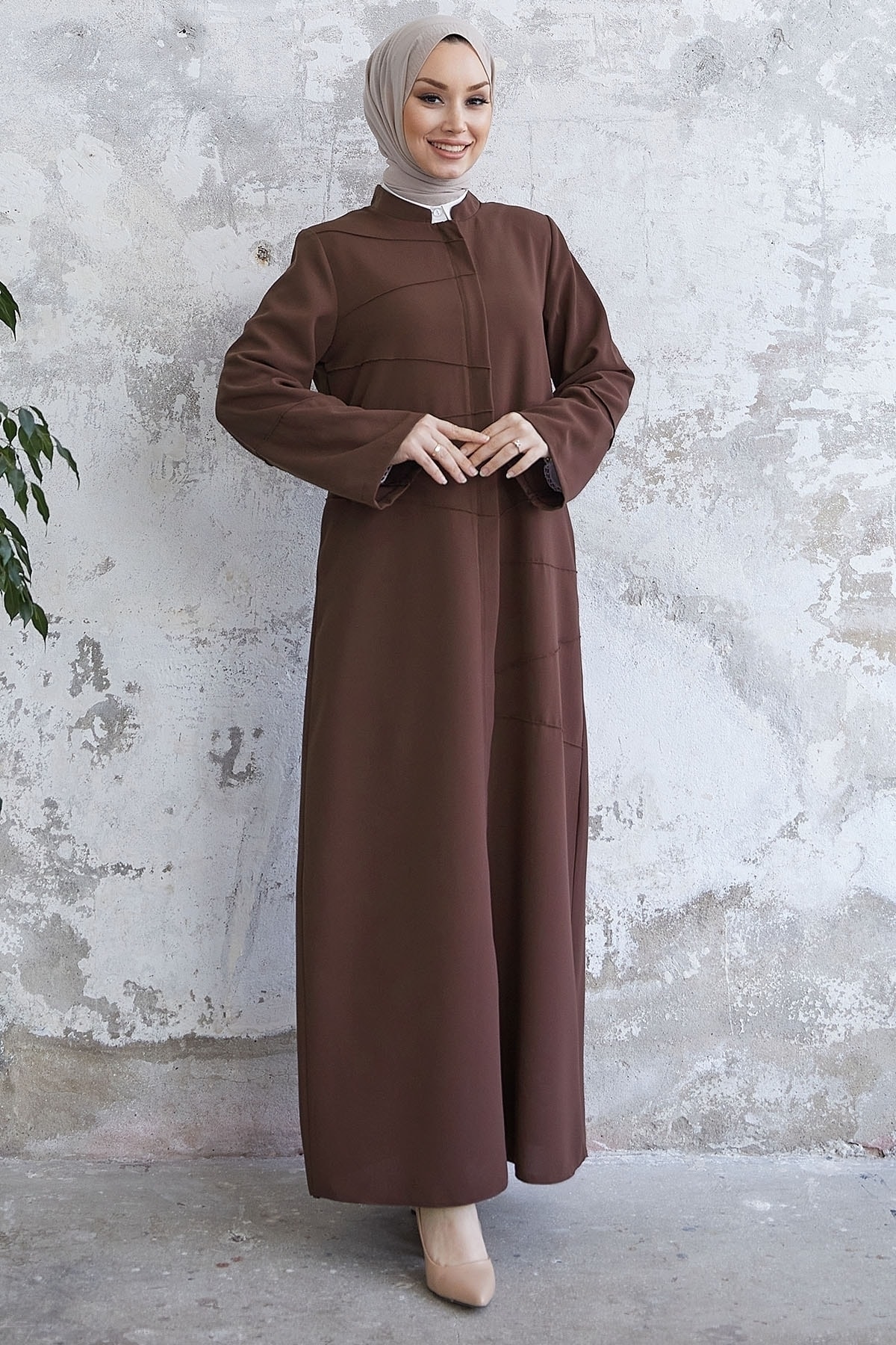 InStyle Elfenbeinfarbenes Paspelmuster Abaya – Braun für Damen - 44