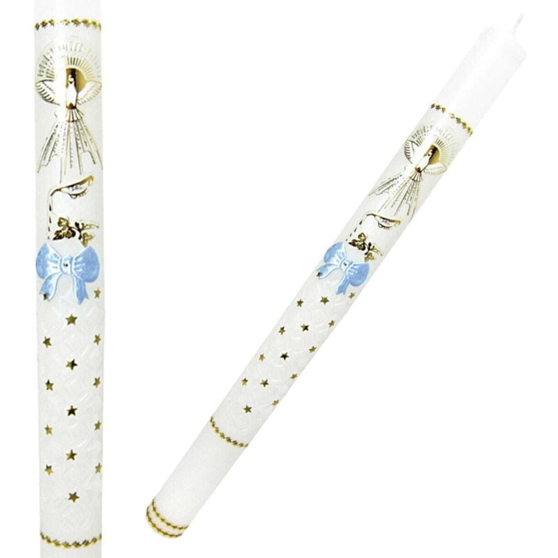 Eine geschnitzte Taufkerze mit Taube, blauer Schleife und goldenen Verzierungen.