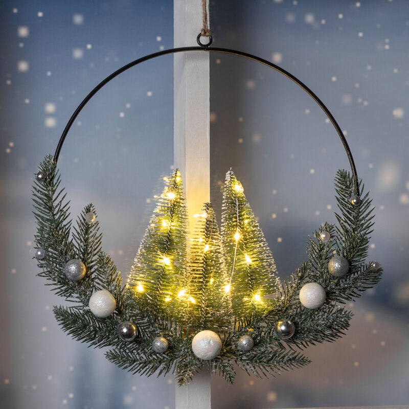 Led Metall Dekoring mit Tannen und Weihnachtskugeln - 30 cm - Weihnachts Deko Aufhänger warm weiß beleuchtet Batterie betrieben - Advent Winter Kranz