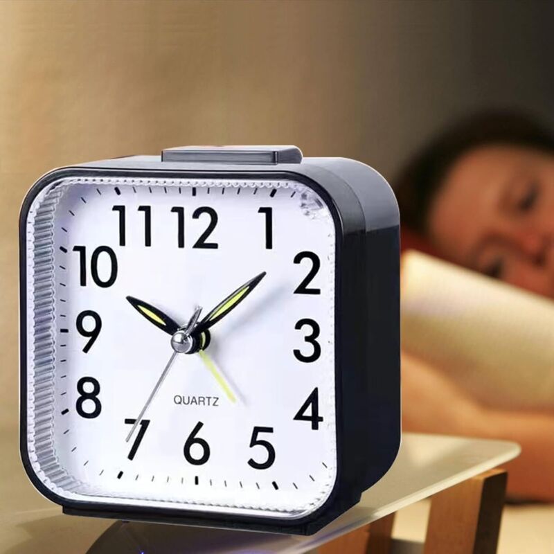 Leiser, nicht tickender Wecker mit Licht- und Schlummerfunktion und oberer Taste, tragbarer Wecker, Betrieb mit AA-Batterien (Batterien nicht im