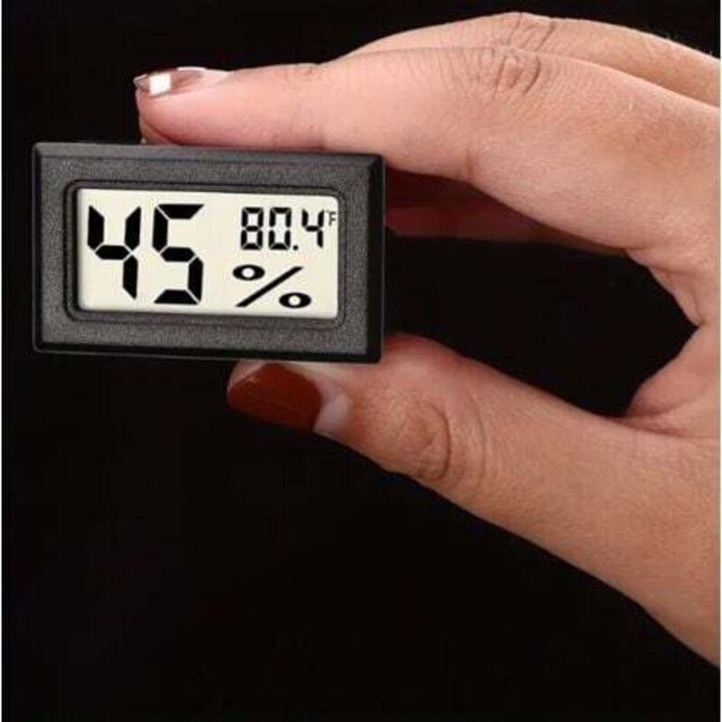 Schwarzes Mini-Digitalthermometer und Hygrometer zur Überwachung von Temperatur und Luftfeuchtigkeit in Innenräumen – Anzeige in Fahrenheit (℉).
