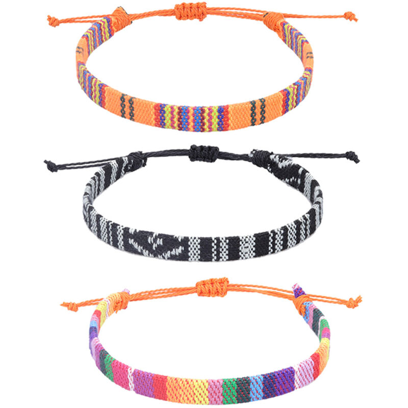 Set aus 3 verstellbaren Unisex-Fußkettchen für Strand und Festivals. Farbenfrohe Accessoires für die Knöchel.