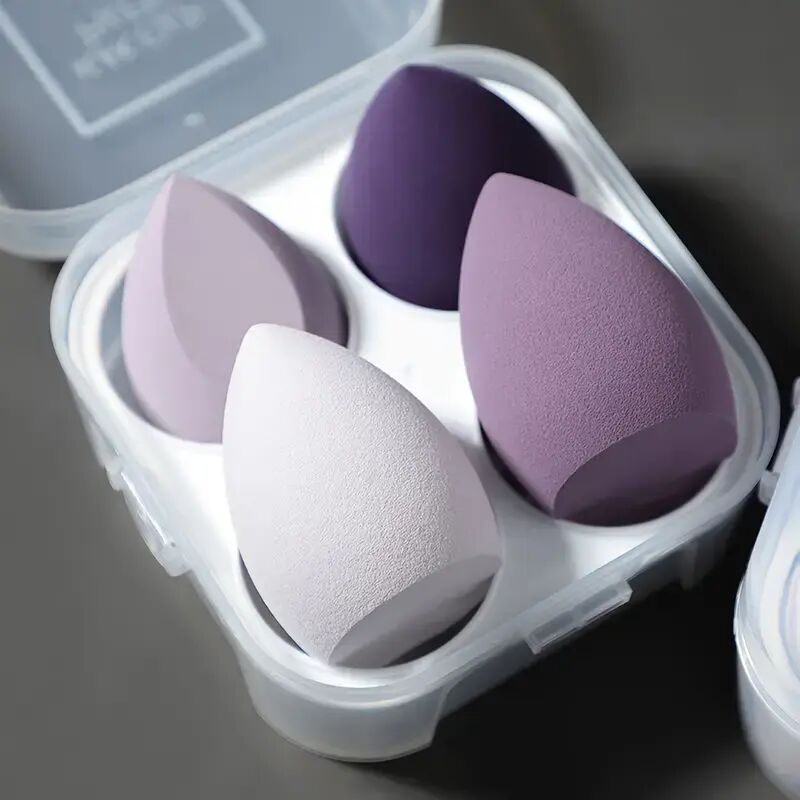 Set aus vier mehrfarbigen Beauty-Blendern für trockenes und feuchtes Make-up – ein praktisches Beauty-Accessoire