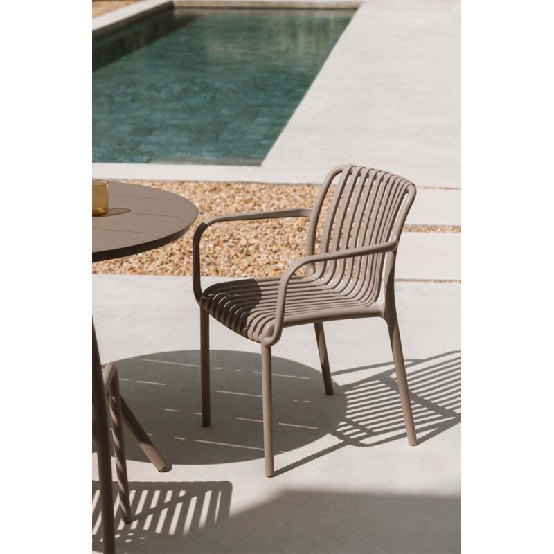 Sklum - 2er-Pack Wendell-Gartenstühle aus Polypropylen mit Armlehnen Moka Braun