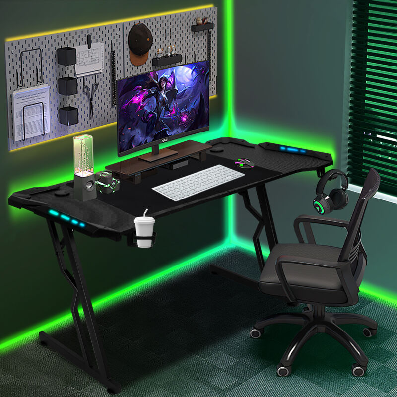 Wolketon Gaming Tisch LED, 140 x 60 cm großer Gaming-Schreibtisch mit Karbonfaserplatte, ergonomischer Computertisch mit Mauspad, Getränkehalter und