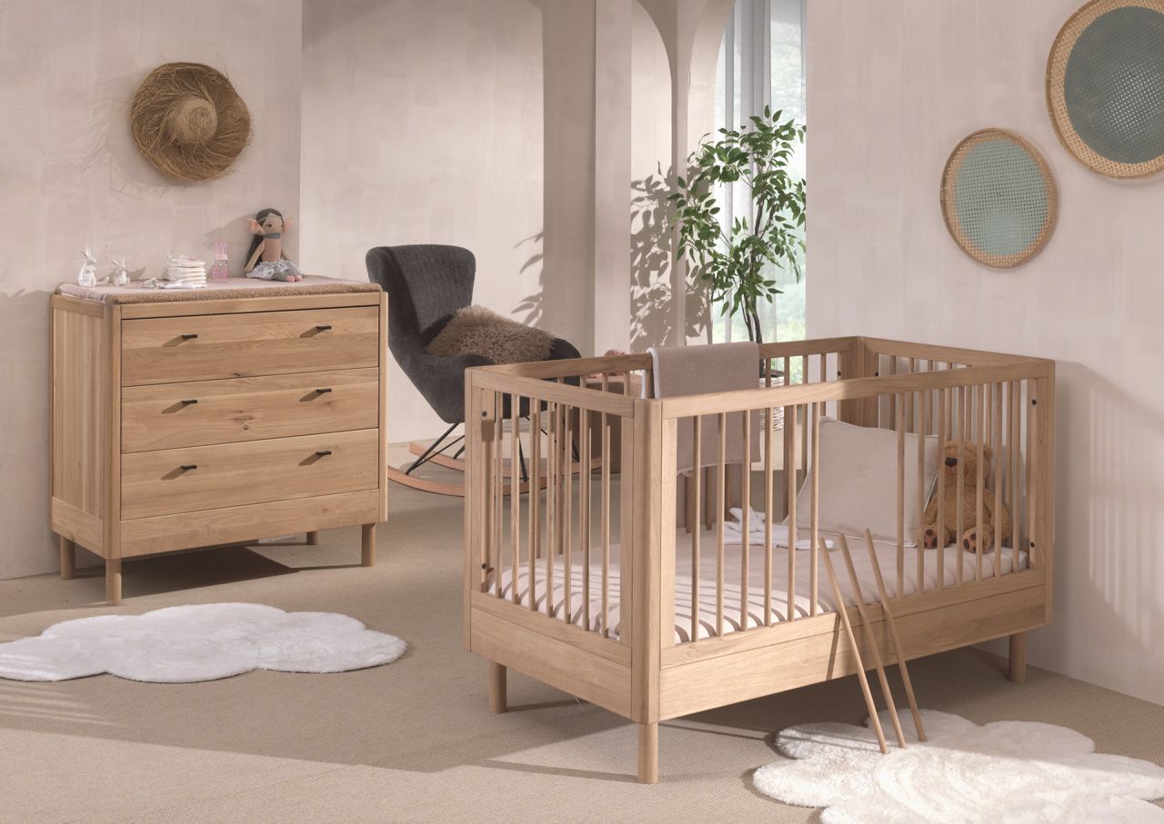 Set Babybett und Kommode Kinderzimmer Babyzimmer Eiche Massivholz natur geölt