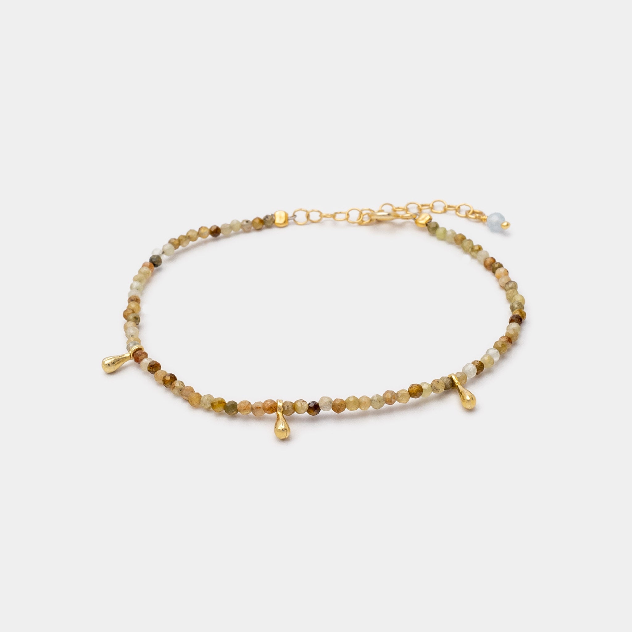 Armband mit grünem Turmalin und Blüten Charms