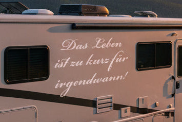 Aufkleber & Wandtattoo Spruch „Das Leben ist zu kurz für Irgendwann“ | Wohnmobil & Wohnwagen - 120x58cm / Schwarz