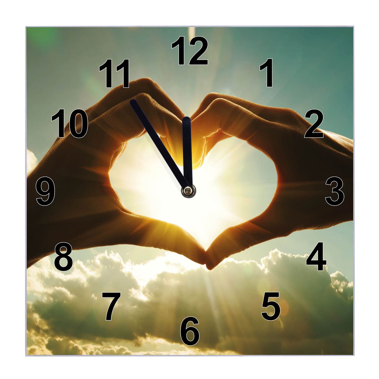 banjado Wanduhr aus echtem Glas mit Motiv Sonne im Herzen, geräuscharme Wanduhr modern, 30x30cm quadratisch als Wanduhr Küche, Wohnzimmer Uhr, Uhr Flur