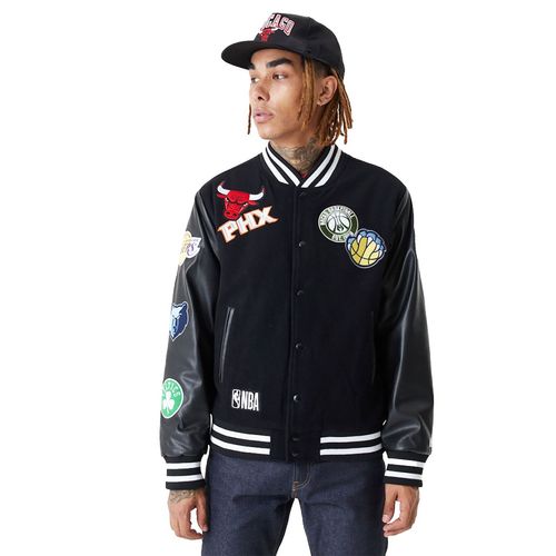 New Era NBA All Over Badge Varsity Jacket | Leichte Jacken für Herren | Schwarz