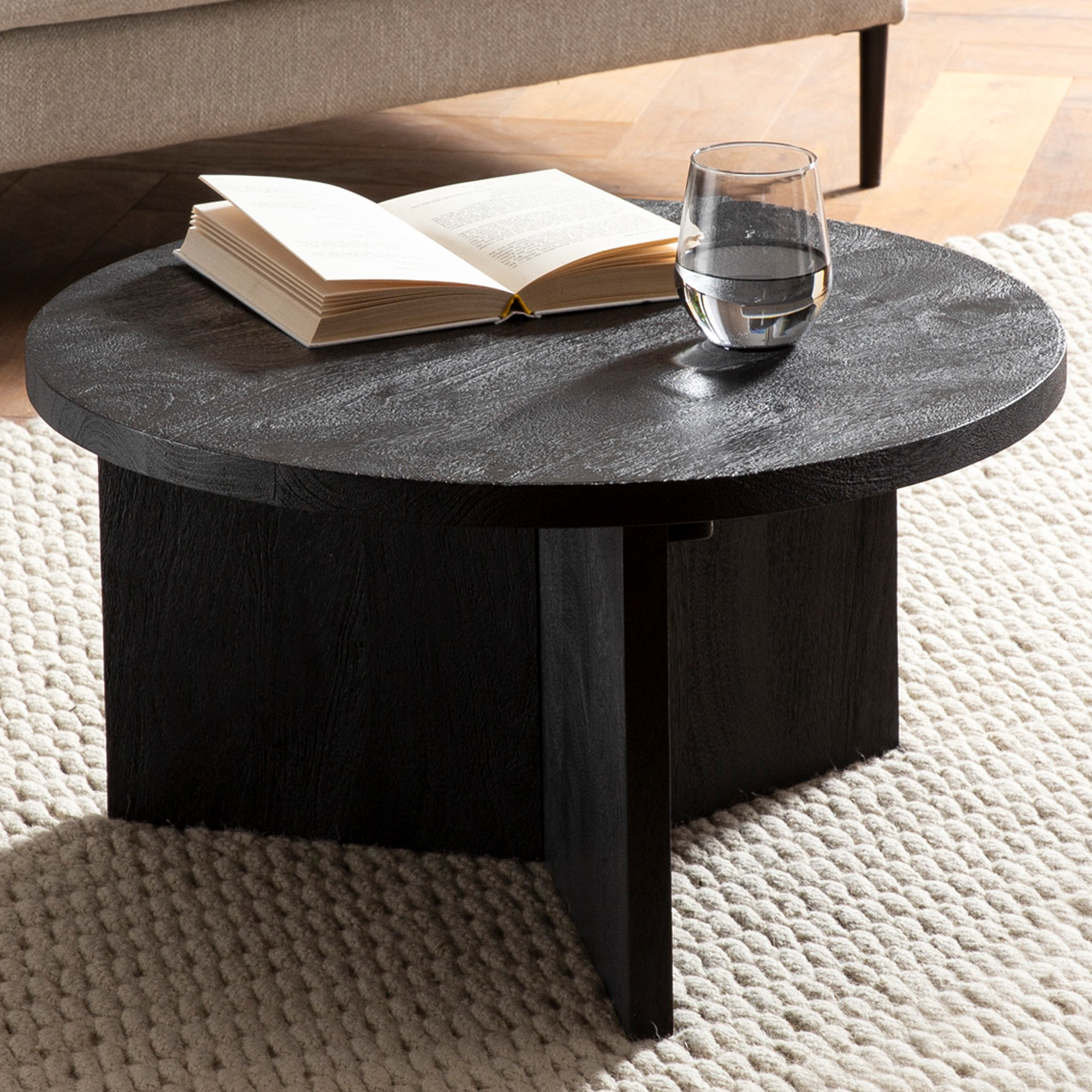 FineBuy Couchtisch Mango Massivholz rund Ø 60 cm Schwarz · Moderner Wohnzimmertisch mit strukturierter Oberfläche · Handgefertigter Sofatisch mit markantem Holzgestell