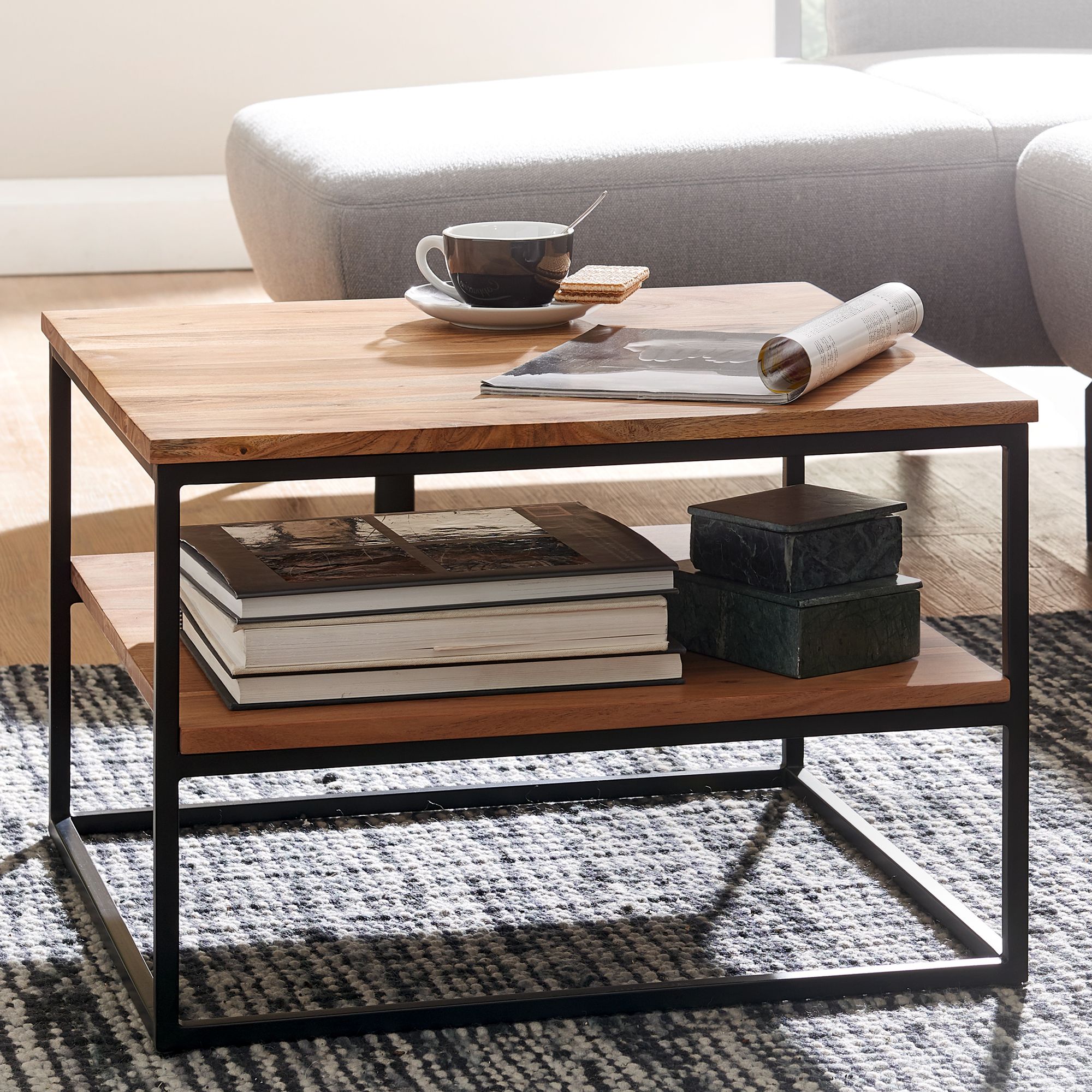 FineBuy Couchtisch quadratisch 60x60 cm Akazie Massivholz · Wohnzimmertisch mit Metallgestell & 2 Ablageflächen · Handgefertigt & lackiert im Industrial Design