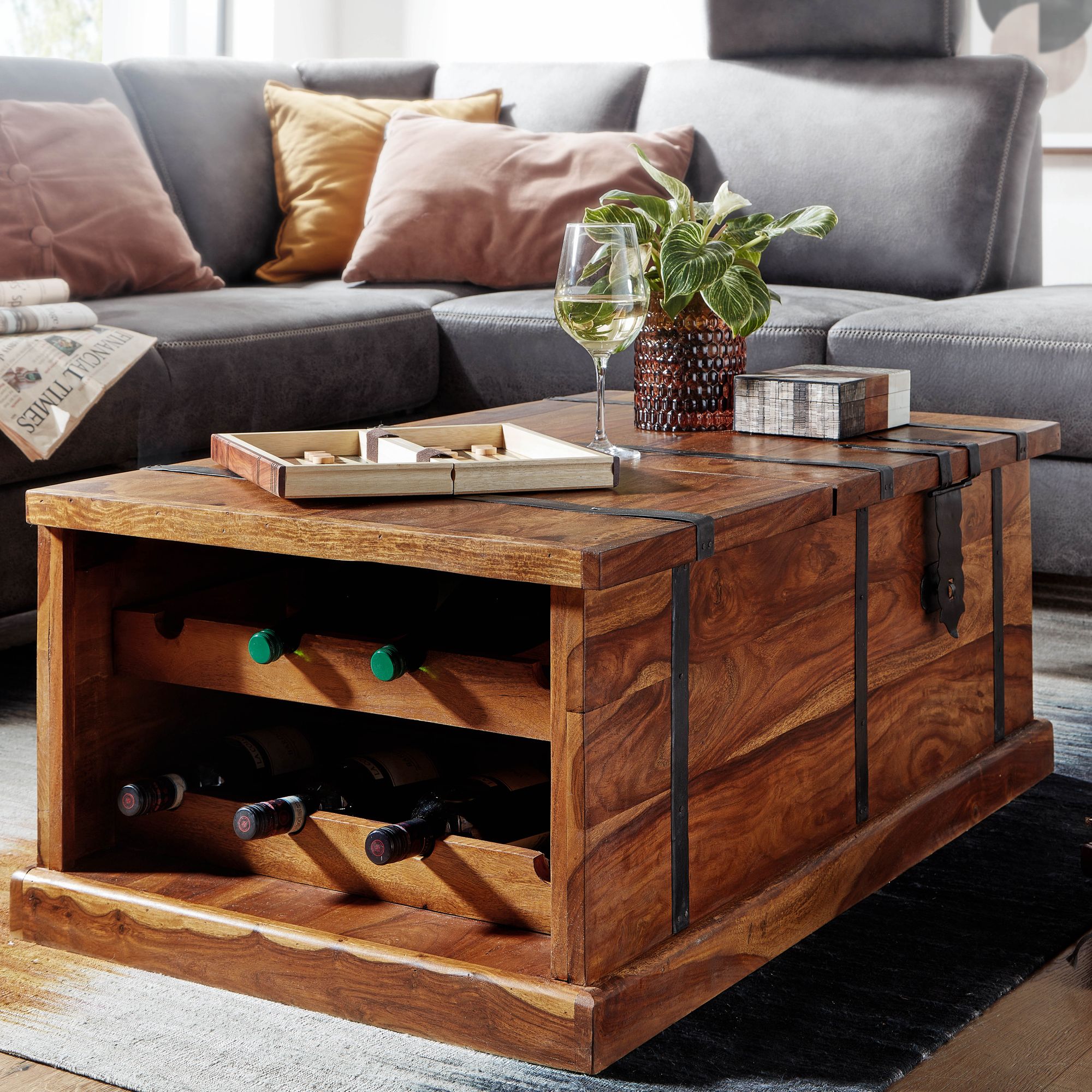 FineBuy Couchtisch Sheesham Massivholz Truhe mit Stauraum & Weinregal · Wohnzimmertisch aus Echtholz mit Metallbeschlägen · Handgefertigt · Truhentisch 100x60x40 cm