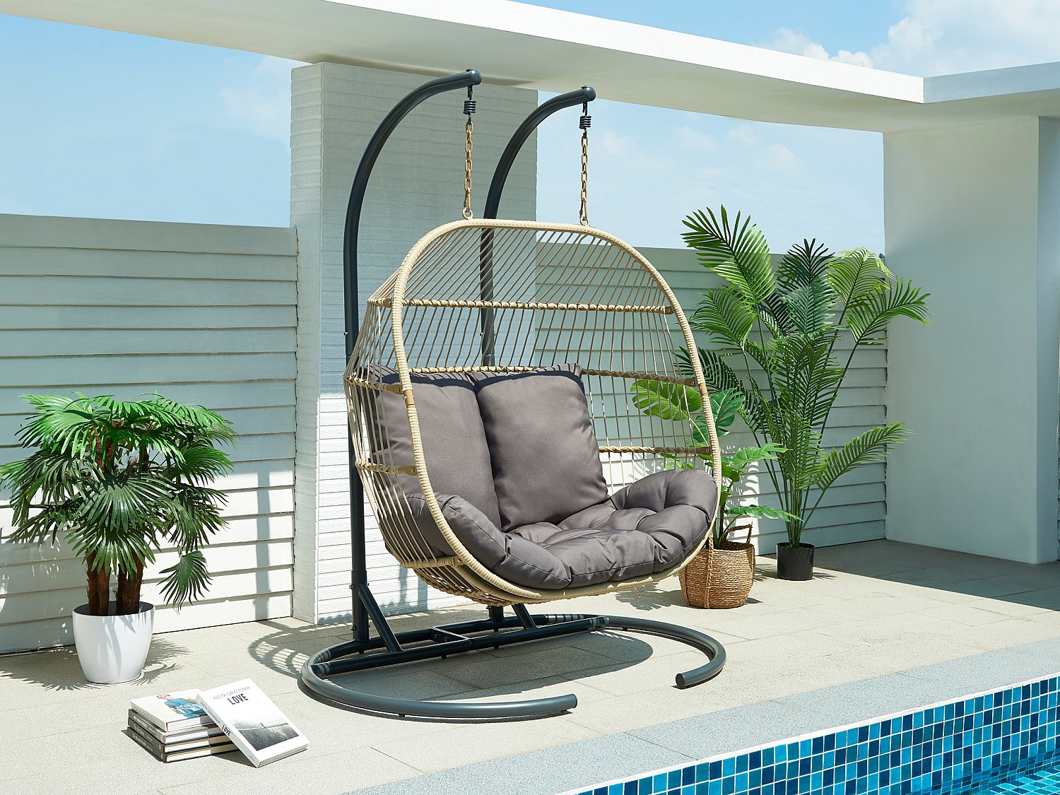 Hängesessel 2-Sitzer - Polyrattan - Holzfarben hell mit anthrazitfarbenem Kissen - LISSANDRA von MYLIA