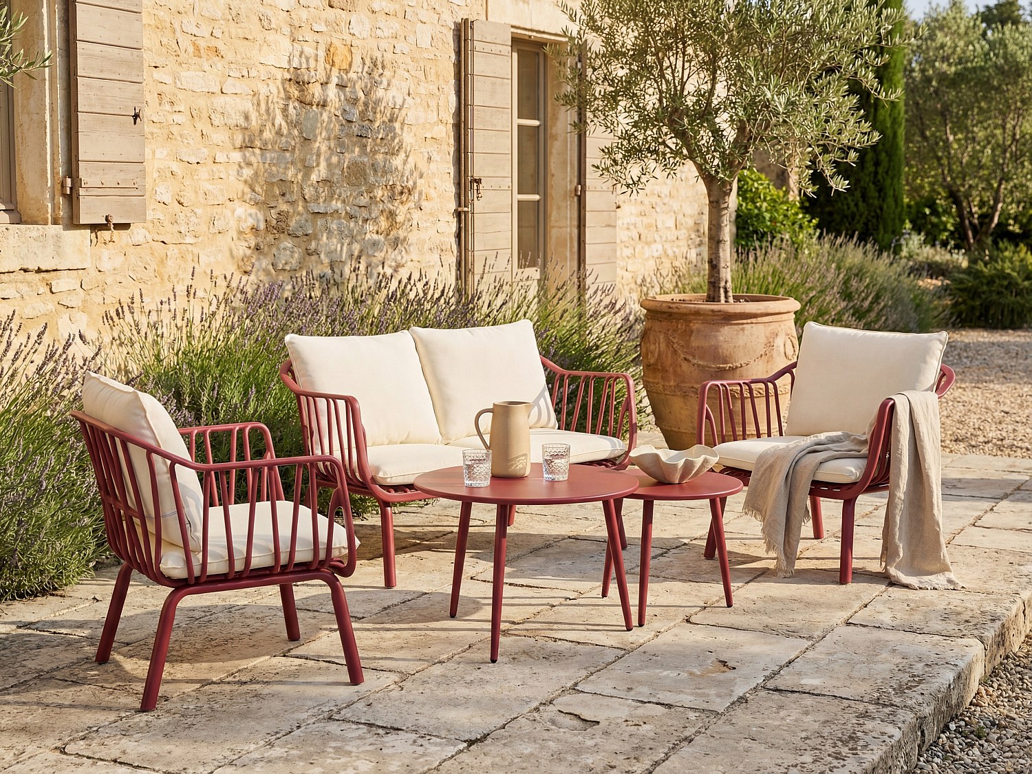 Garten-Sitzgruppe: 1 Sofa 2-Sitzer, 2 Sessel & 2 Tische - Polypropylen & Metall - Bordeauxrot - LOYNA von MYLIA