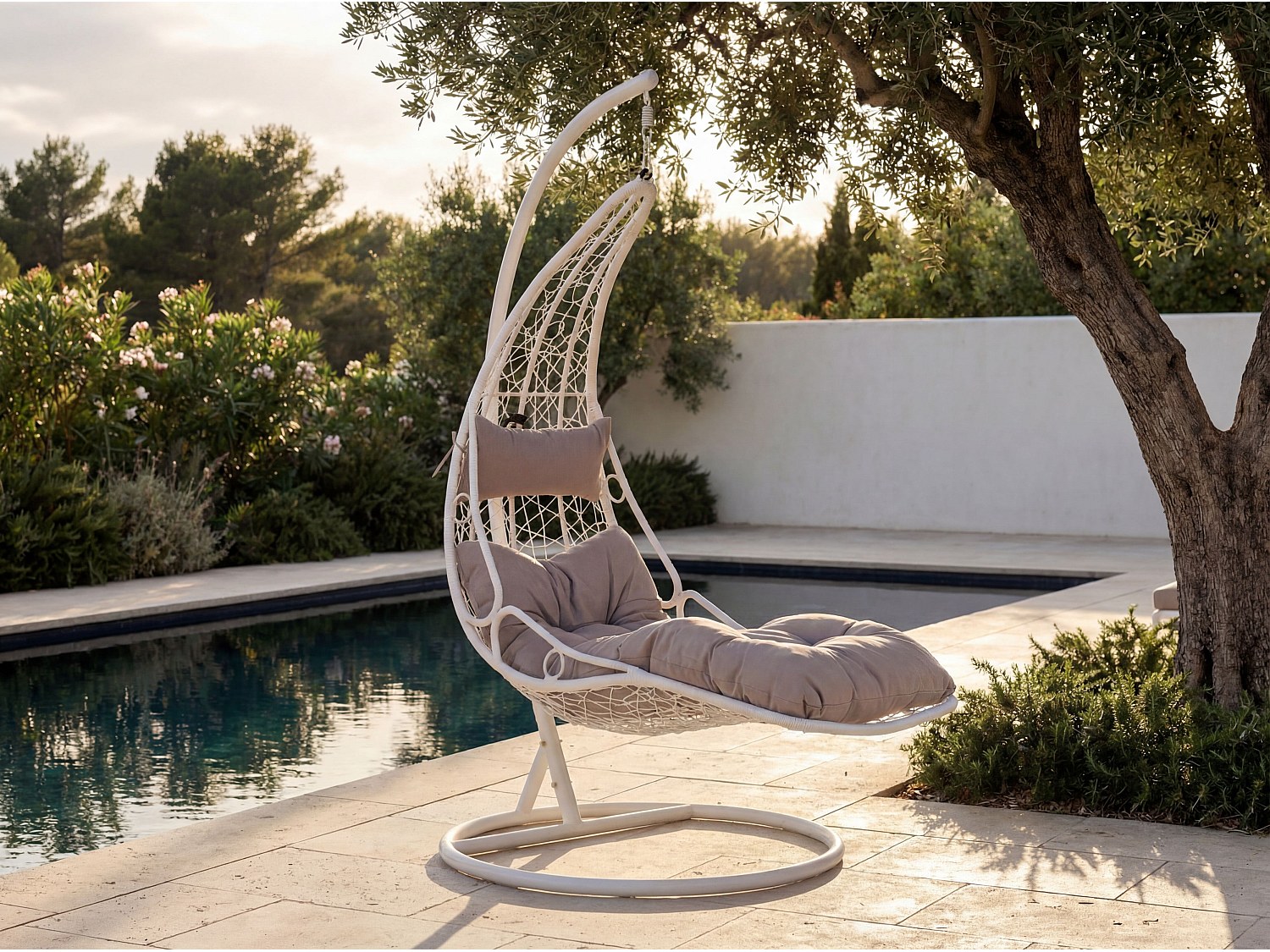 Hängesessel - Polyrattan - Weiß mit grauen Kissen - LUVA von MYLIA