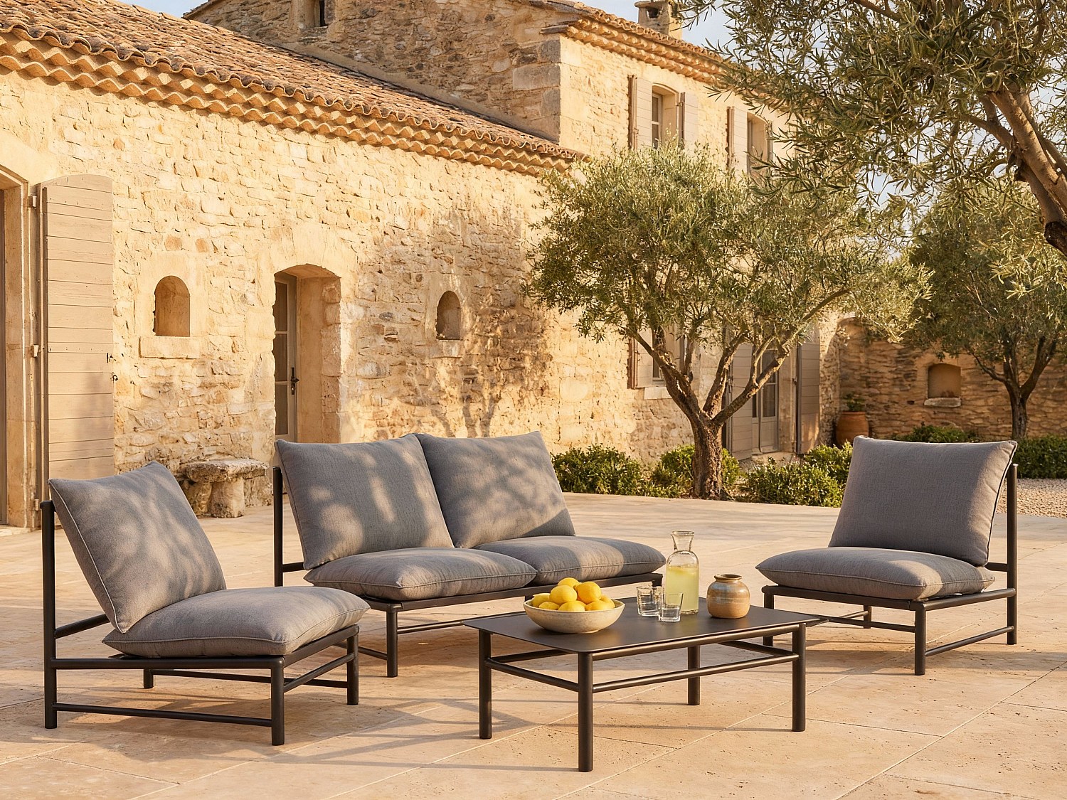 Gartenlounge aus Aluminium: 1 Zweisitzer-Sofa, 2 Sessel und 1 Couchtisch – Anthrazit – LISMO von MYLIA
