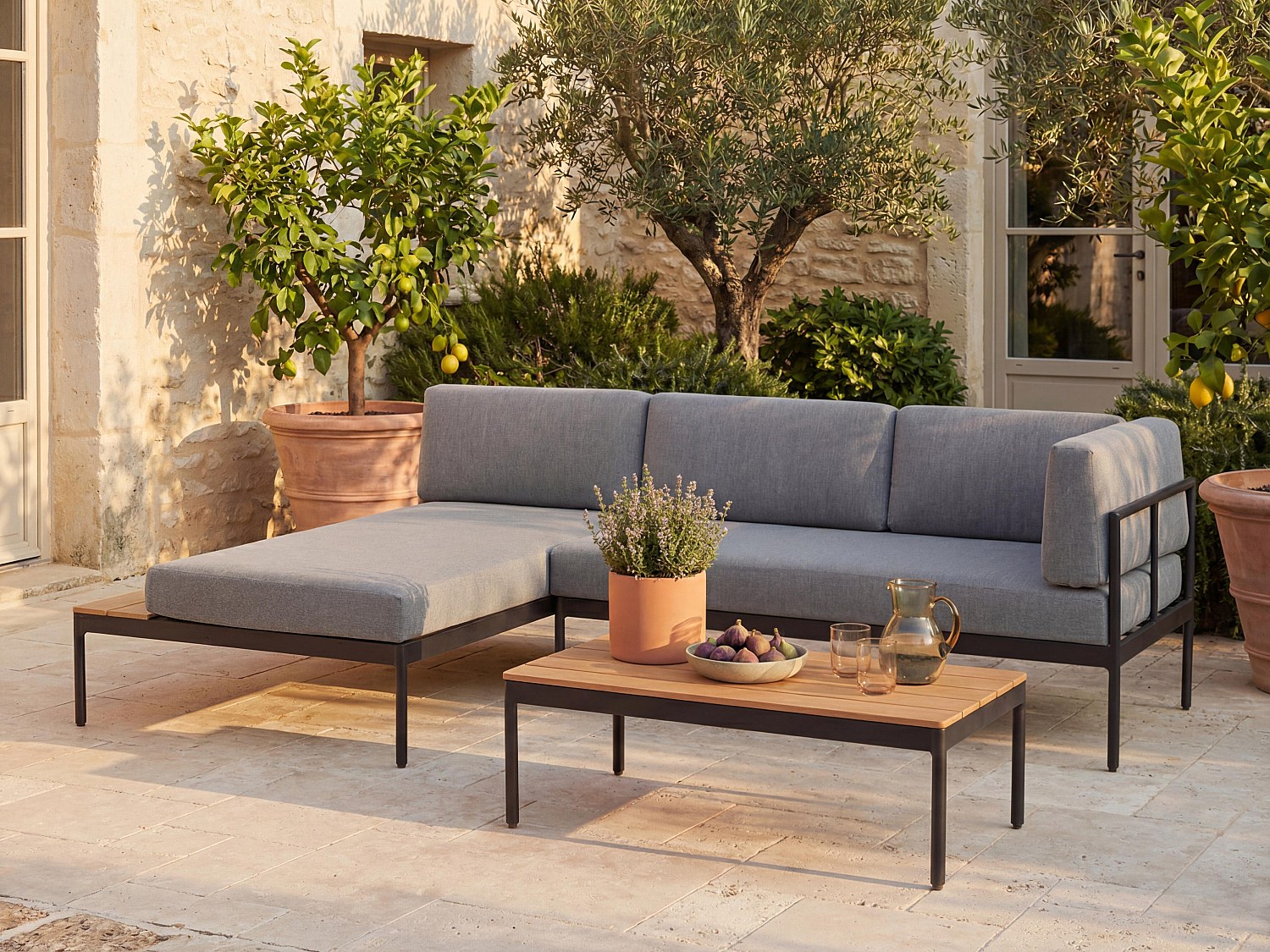 Gartenlounge aus Aluminium: 1 Ecksofa und 1 Couchtisch – Natur hell mit anthrazitfarbenen Kissen – GUIOMAR von MYLIA