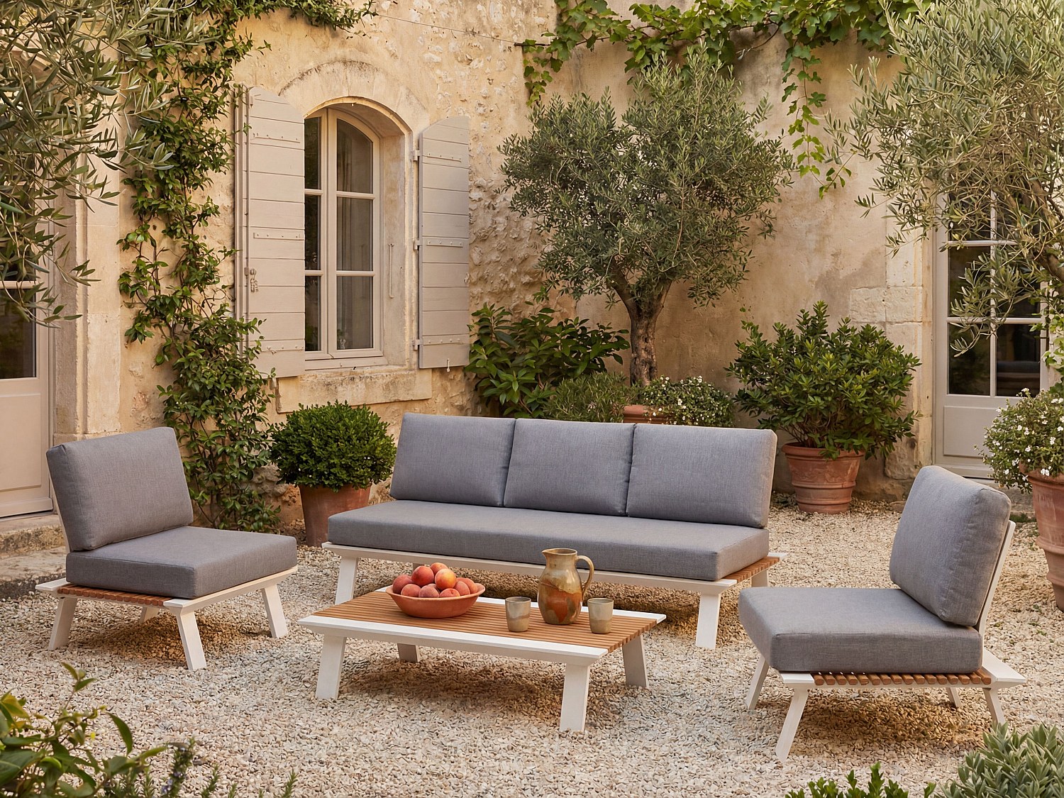 Gartenlounge aus Aluminium: 1 Dreisitzer-Sofa, 2 Sessel und 1 Couchtisch – Natur hell mit anthrazitfarbenen Kissen – MALLY von MYLIA