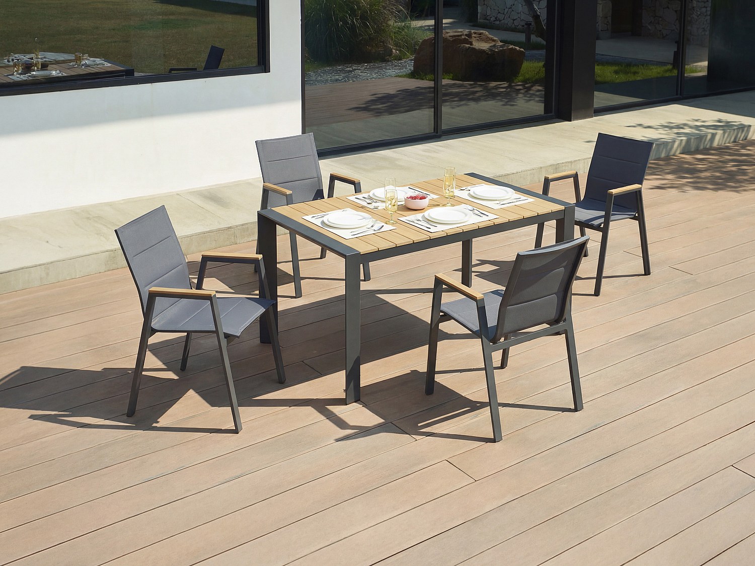 Garten-Essgruppe aus Aluminium: ein Tisch L.150 cm und 4 stapelbare Stühle – Naturhell und Anthrazit – LIOUS von MYLIA
