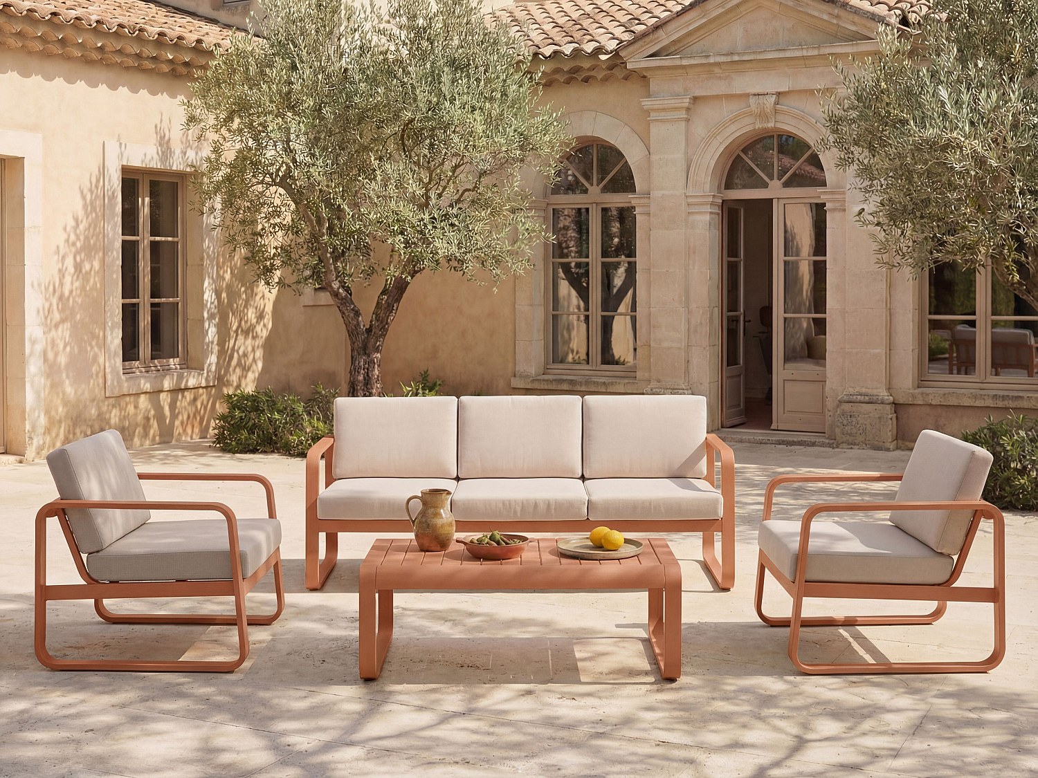 Gartenlounge aus Aluminium: 1 Dreisitzer-Sofa, 2 Sessel und 1 Couchtisch – Kupferfarben mit beigen Kissen – LOMIA von MYLIA