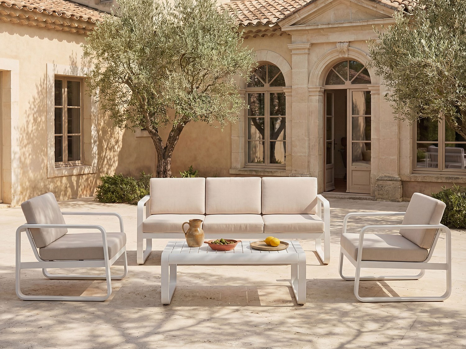 Gartenlounge aus Aluminium: 1 Dreisitzer-Sofa, 2 Sessel und 1 Couchtisch – Weiß mit beigen Kissen – LOMIA von MYLIA