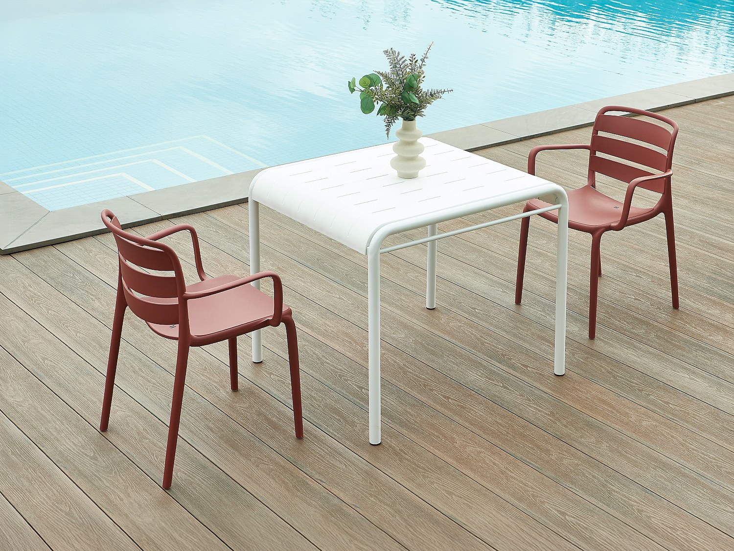 Gartenmöbel-Set aus Polypropylen: ein Tisch L.90 cm und 2 stapelbare Sessel - Terracotta - MOAH von MYLIA