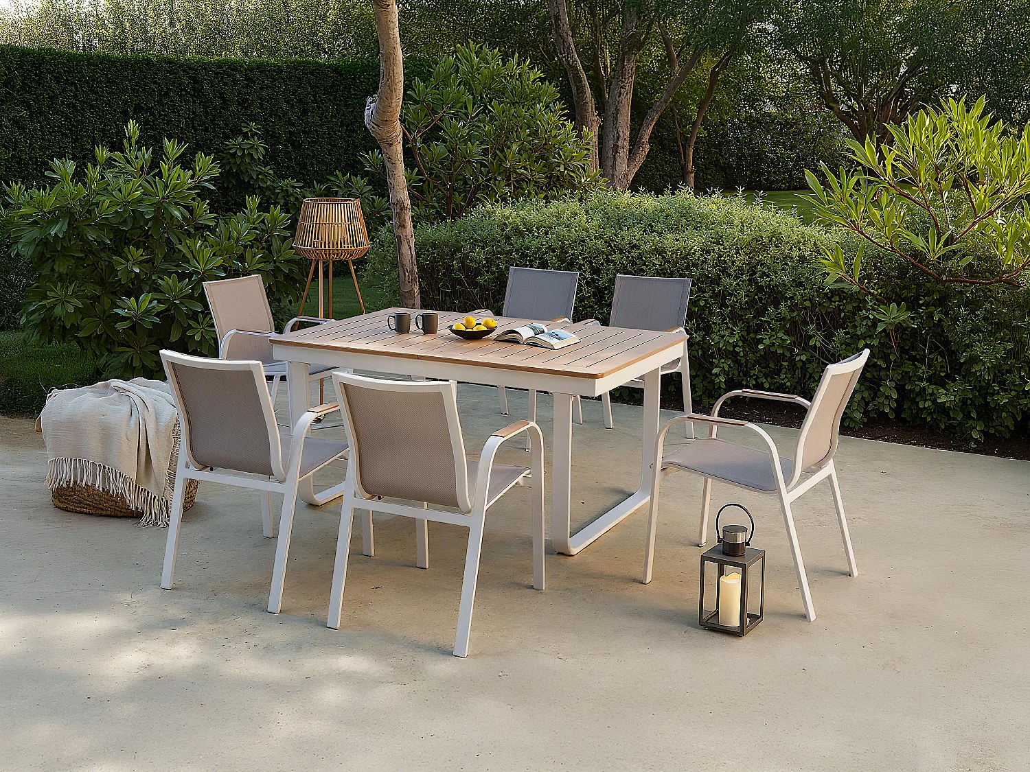 Aluminium Gartensitzgruppe: ausziehbarer Tisch aus Aluminium L 155/246 cm und 6 Gartenstühle – Natur hell & Weiß – SERUNO von MYLIA