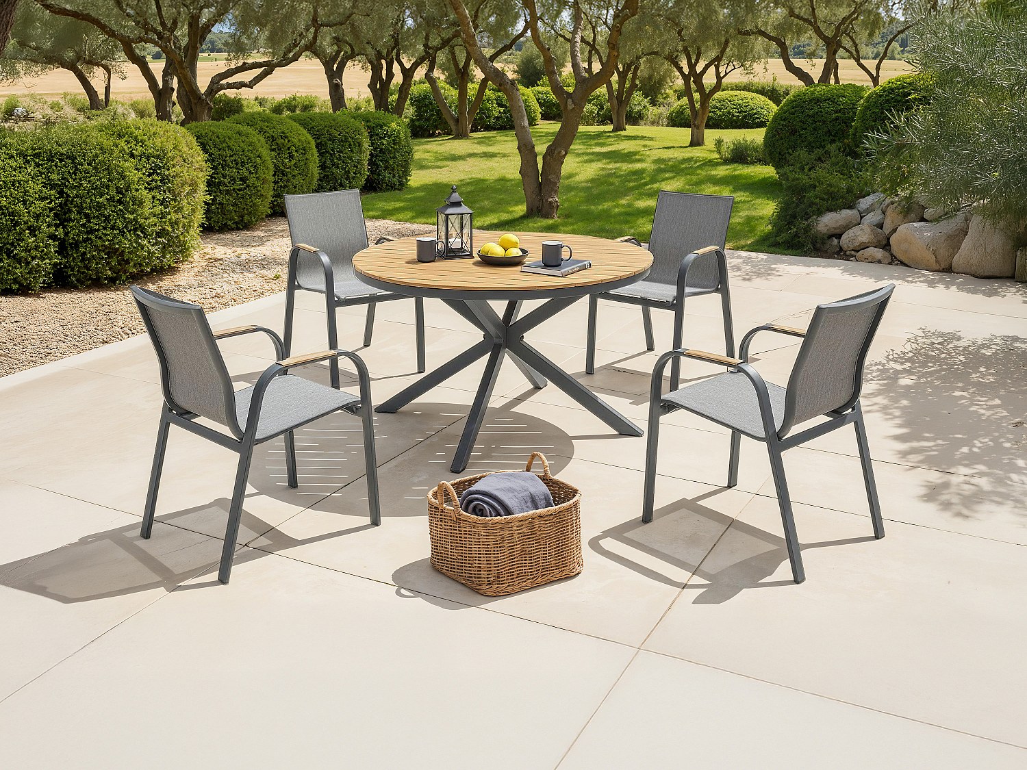 Garten-Essgruppe aus Aluminium: runder Tisch Ø 125 cm und 4 Stühle – Anthrazit & helles Naturholz – ZEYVA von MYLIA