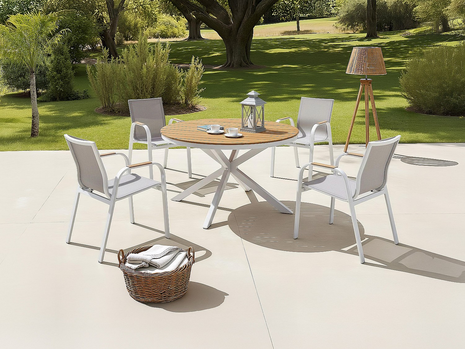 Garten-Essgruppe aus Aluminium: runder Tisch Ø 125 cm und 4 Stühle – Weiß & helles Naturholz – ZEYVA von MYLIA