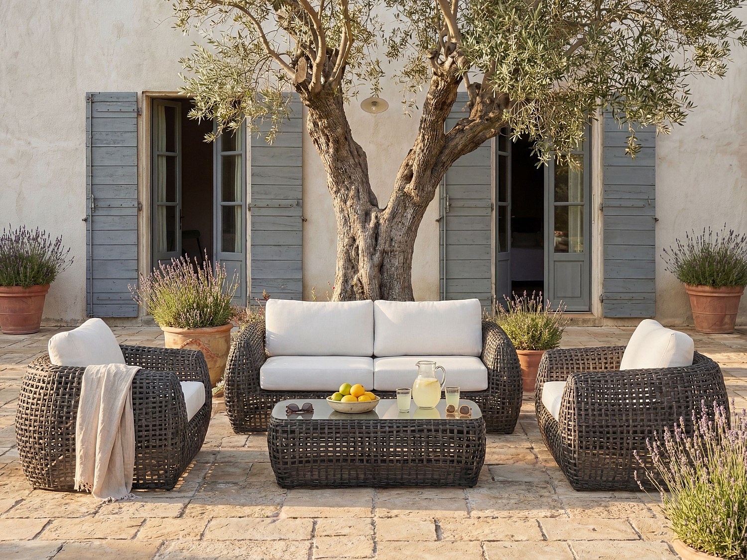 Gartenmöbel aus Polyrattan: ein 2-Sitzer-Gartensofa, 2 Sessel und 1 Couchtisch - Anthrazit mit weißen Kissen - VEYRO von MYLIA