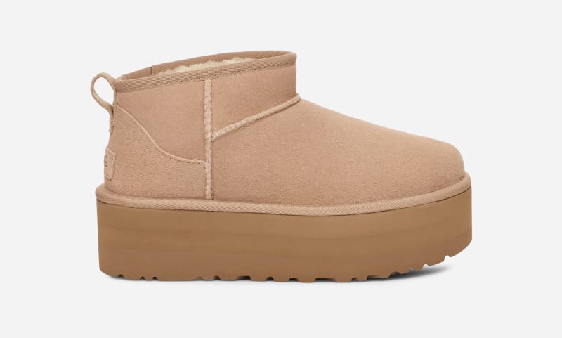 UGG® Classic Ultra Mini Plateau-Boot für Damen | UGG® EU in Beige, Größe 36, Veloursleder