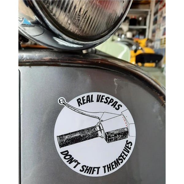 Aufkleber mit Motiv 'Real Vespas Don't Shift Themselves' 