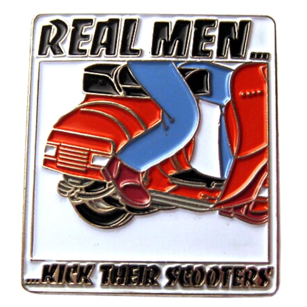 Pin mit Motiv 'real men kick their scooters!' 