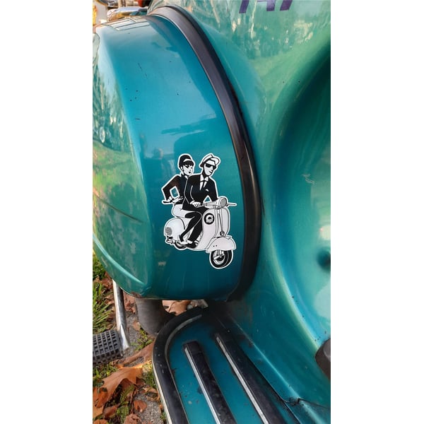 Aufkleber mit Motiv '2-Tone Mann mit Begleitung auf Vespa Motorroller' 