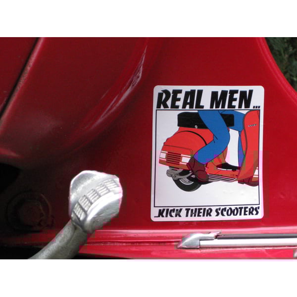 Aufkleber mit Motiv 'real men kick their scooters!' 