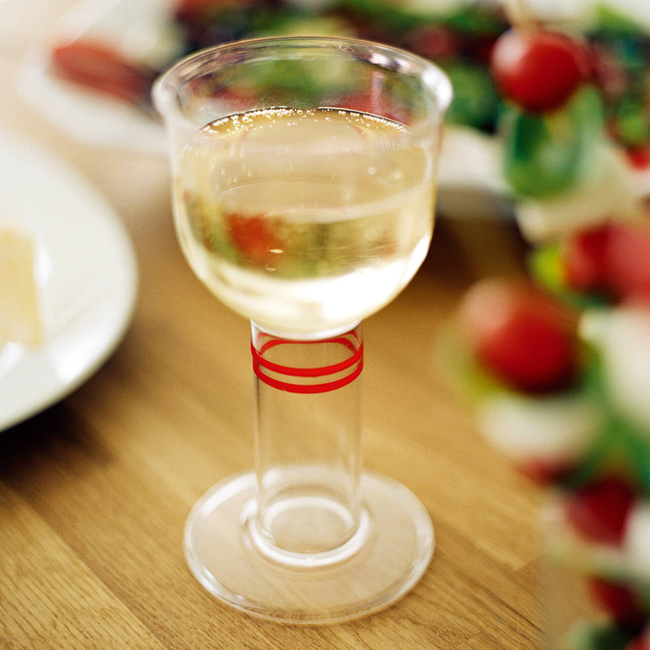 Etac Tasty Trinkglas, für Menschen mit beeinträchtigter Kraft und Beweglichkeit in Hand und Arm