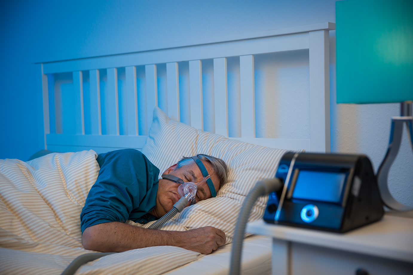 CARA CPAP-Nasenmaske, inkl. Kopfband, 360° Kugelgelenk, weiches Maskenkissen, CPAP Komplettmaske HMV CARA (#11155)