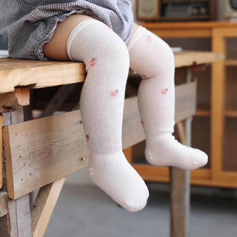 1 stücke Zufällige Farbe Neugeborenen Baby Knie Dünne Socken Sommer Gittergewebe Atmungsaktive Kleinkind Kleinkind Knie Hohe Socken Baby Socken