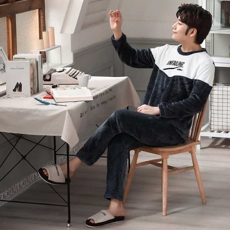 Winter Neue Männer Langarm Flanell Pyjama einstellen Rundhals knapp aufbringen Dicken Korallen Samt Schlaf Tragen Männlichen Warme Pyjama einstellen