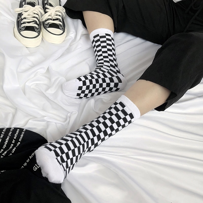 1 paar irre kawaii Trend Frauen Schachbrett Socken Geometrische Karierten Socken Männer Hüfte hüpfen Baumwolle unisex Straße Neuheit Socken