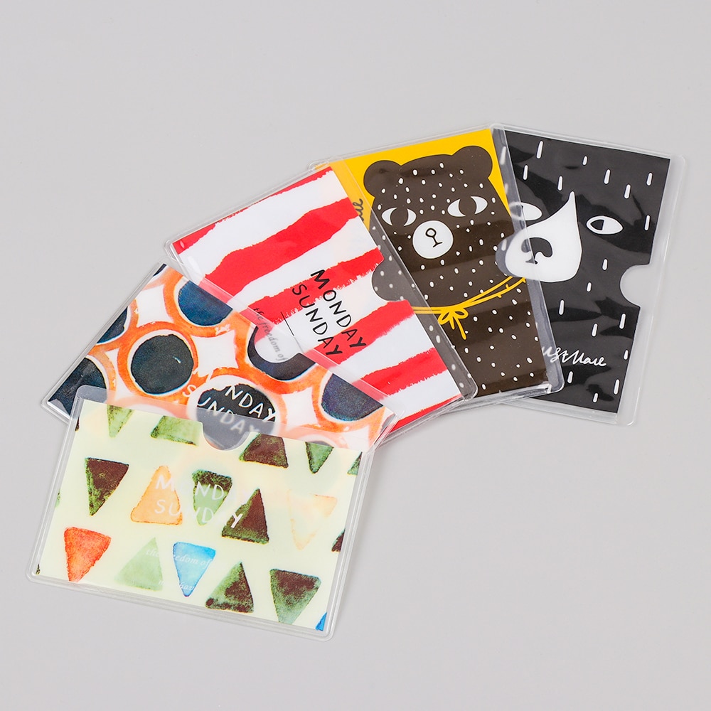 Nette transluzenten kunststoff Karte Bank Kredit Ebene aufbringen steht junge Dame mädchen Halfter Schutz Schule Bus karte schutz Hülse