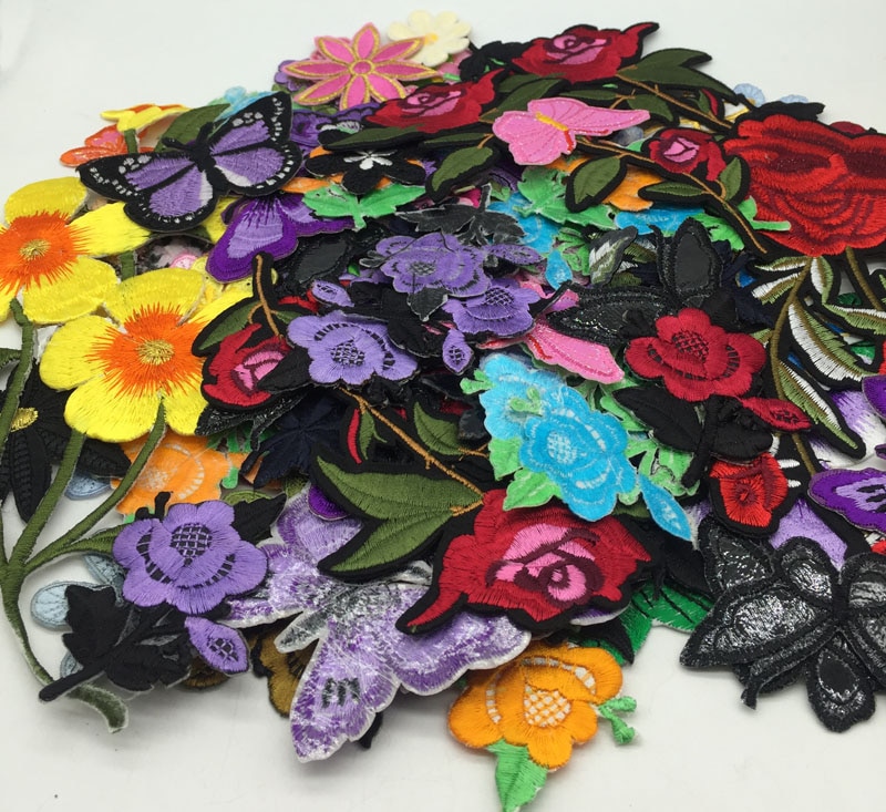 Zufall gemischt 30g Blume schmetterling über 26 stücke Patch Stickerei Flecken T-Shirt Eisen auf Applikationen Kleidung Kleidung Abzeichen Aufkleber