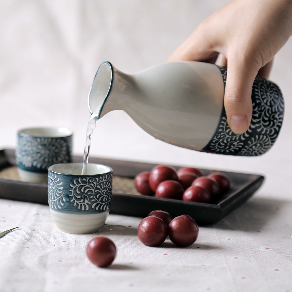 3Stck Japanischen stil blau und weiß geprägte Hand-gemalt Wein einstellen Sake weiß wein krug tasse Kasten verpackung