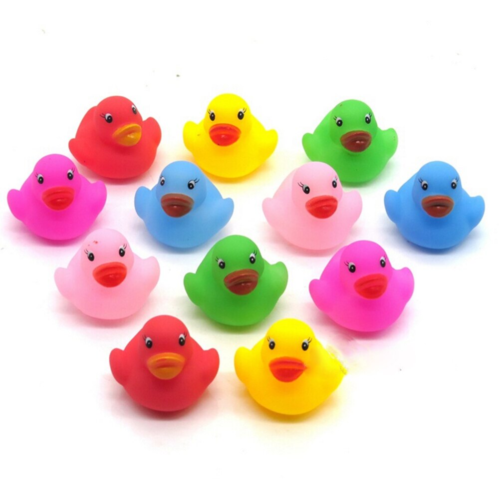12 teile/los Kawaii Mini Bunte Gummi schweben Quietschende Klang Ente Schlecht Spielzeug Baby Schlecht Wasser Schwimmbad Lustige Spielzeug für Mädchen jungen