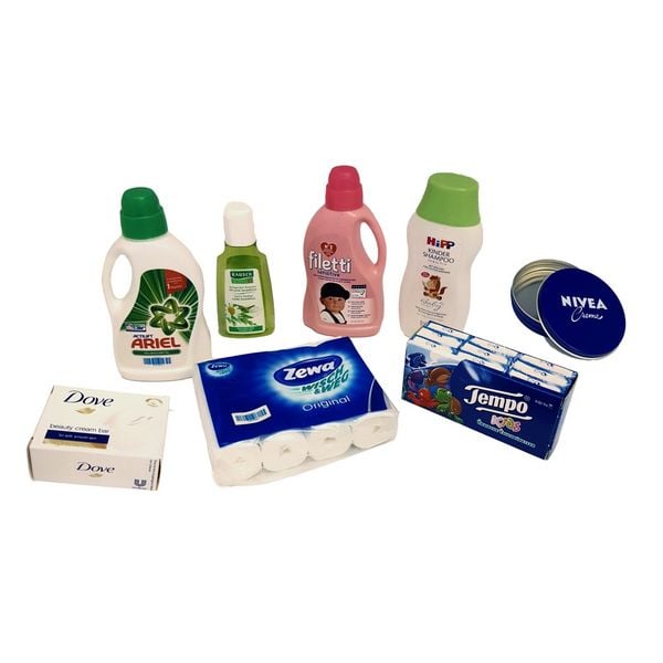 Set für das Baby mit Nivea Metalldose, Rausch und Hipp Schampooflaschen, Zewa Soft und Pampers Sensitive Papiertücher, Waschmittel sowie 2 Miniaturfaltschachteln