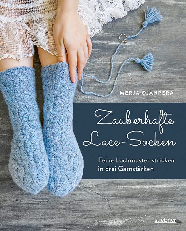 Zauberhafte Lace-Socken: Feine Lochmuster stricken in drei Garnstärken. Socken Stricken mal anders mit Ajourmuster und Zopfmuster. Das besondere Socken-Strick-Buch.