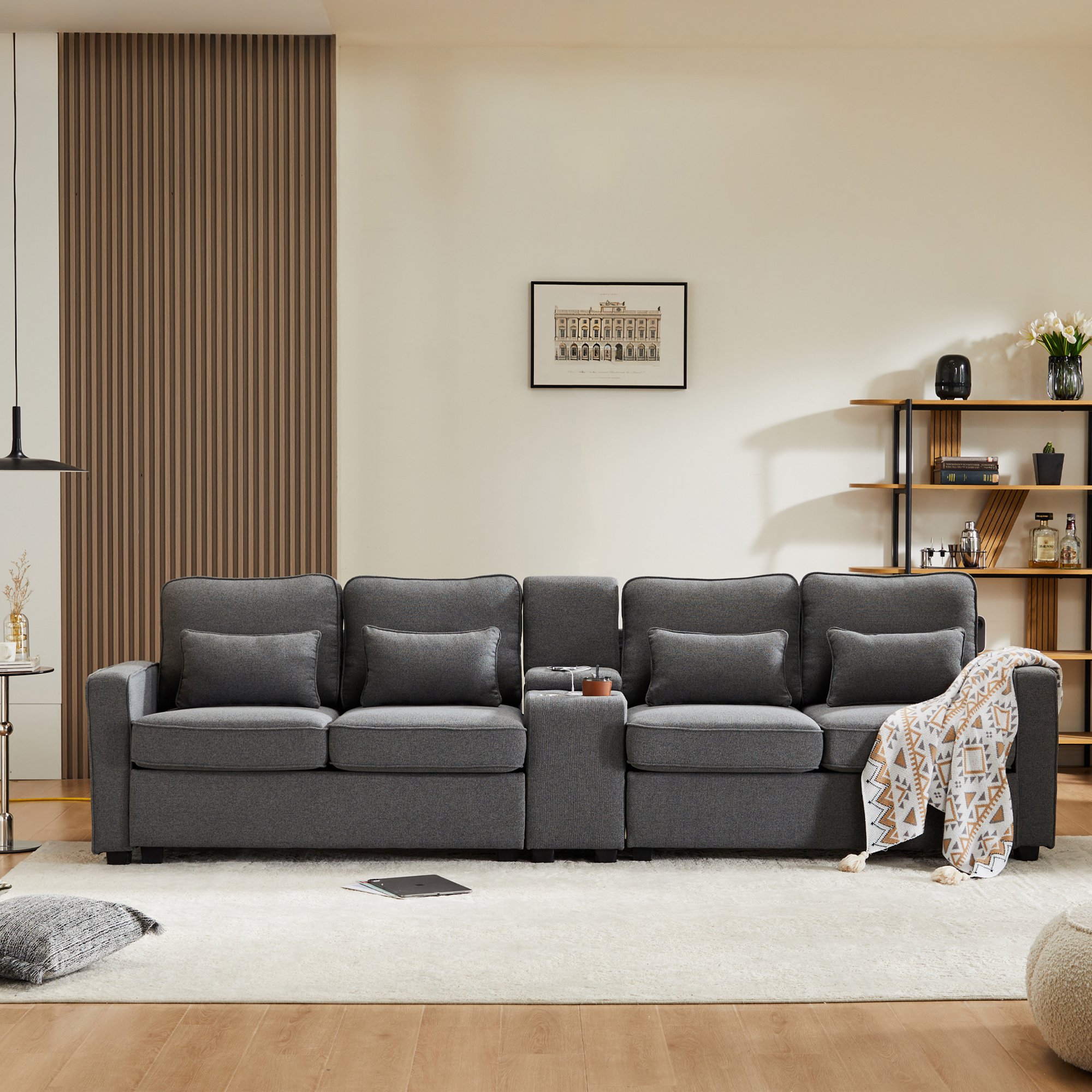 Modernes 3-Sitzer Sofa aus Leinenstoff mit Konsole, 2 Becherhaltern, 2 USB-Anschlüssen, Taschen an den Armlehnen und 4 Kissen, Dunkelgrau